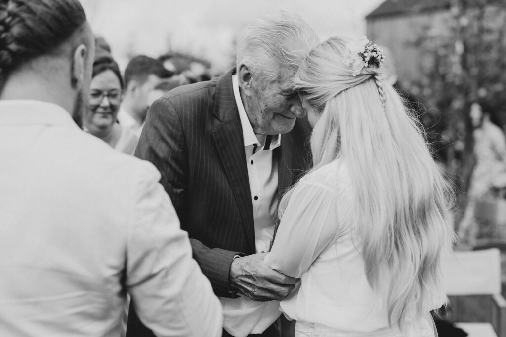 Eure Hochzeit in Hamburg. Familienbild mit Braut und Großvater