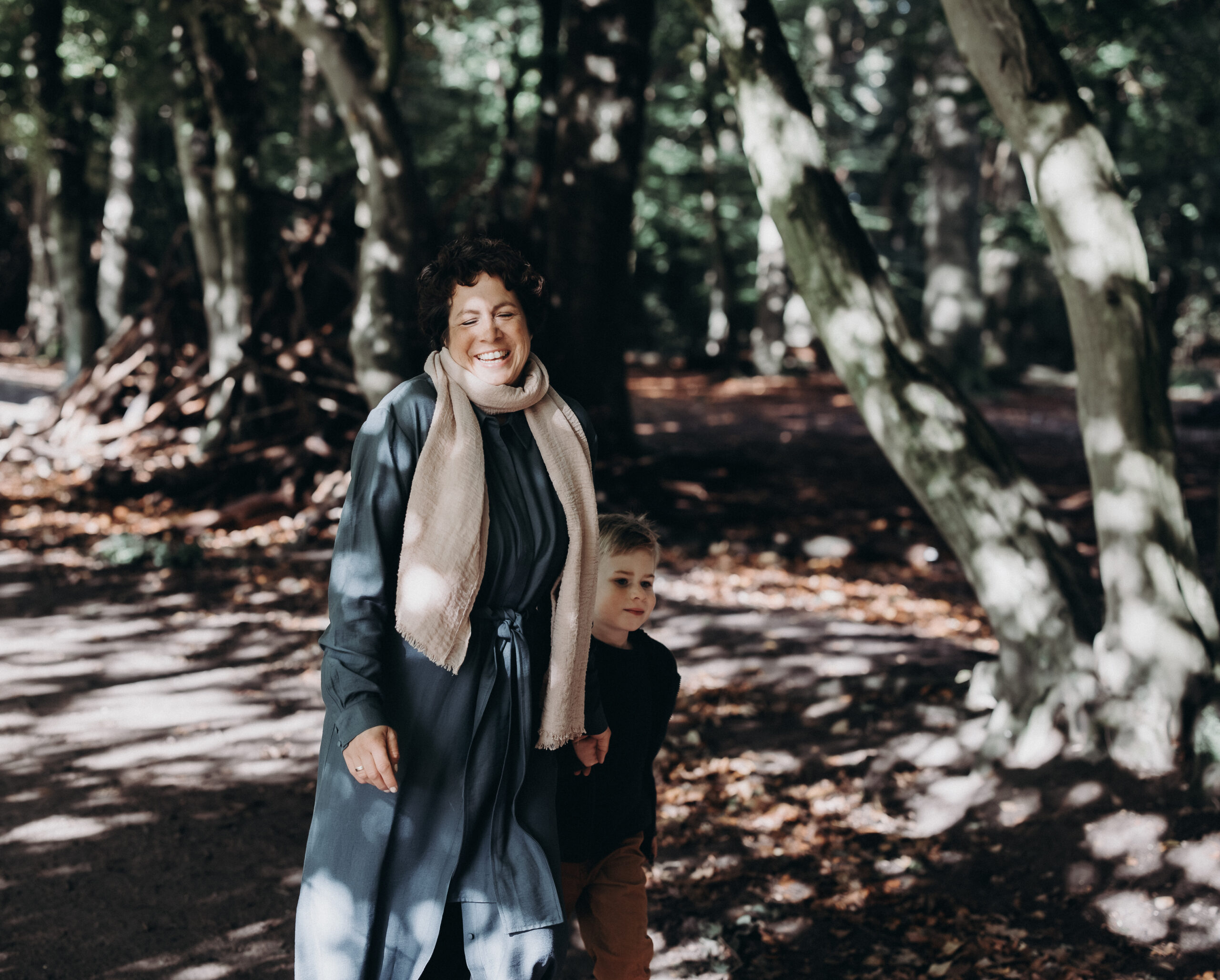 familienfotografie hamburg. Eine Mutter mit ihrem Sohn im Wald.