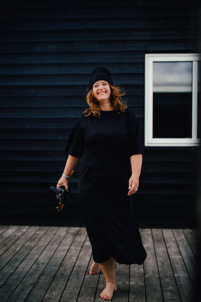 Kontakt Hochzeitsfotografin Hamburg. Angie eure Fotografin an einem nordischen, dunkelblauem Haus.
