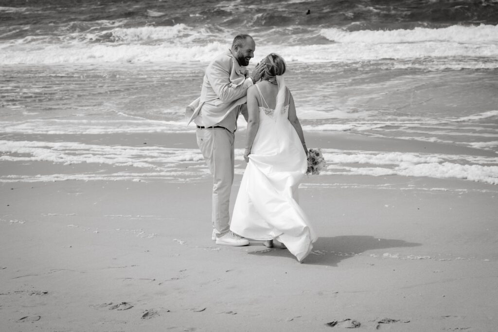 Brautpaar liebevoll am Strand von Sylt. Angie Hochzeitsfotografin in Hamburg.
