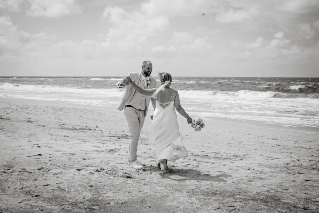 eure Hochzeit in Hamburg. Tanzendes Brautpaar am Strand.