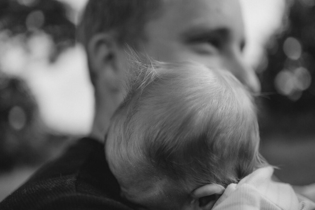 Familienfotografie Hamburg. Nahaufnahme eines Babys mit ihrem Vater.